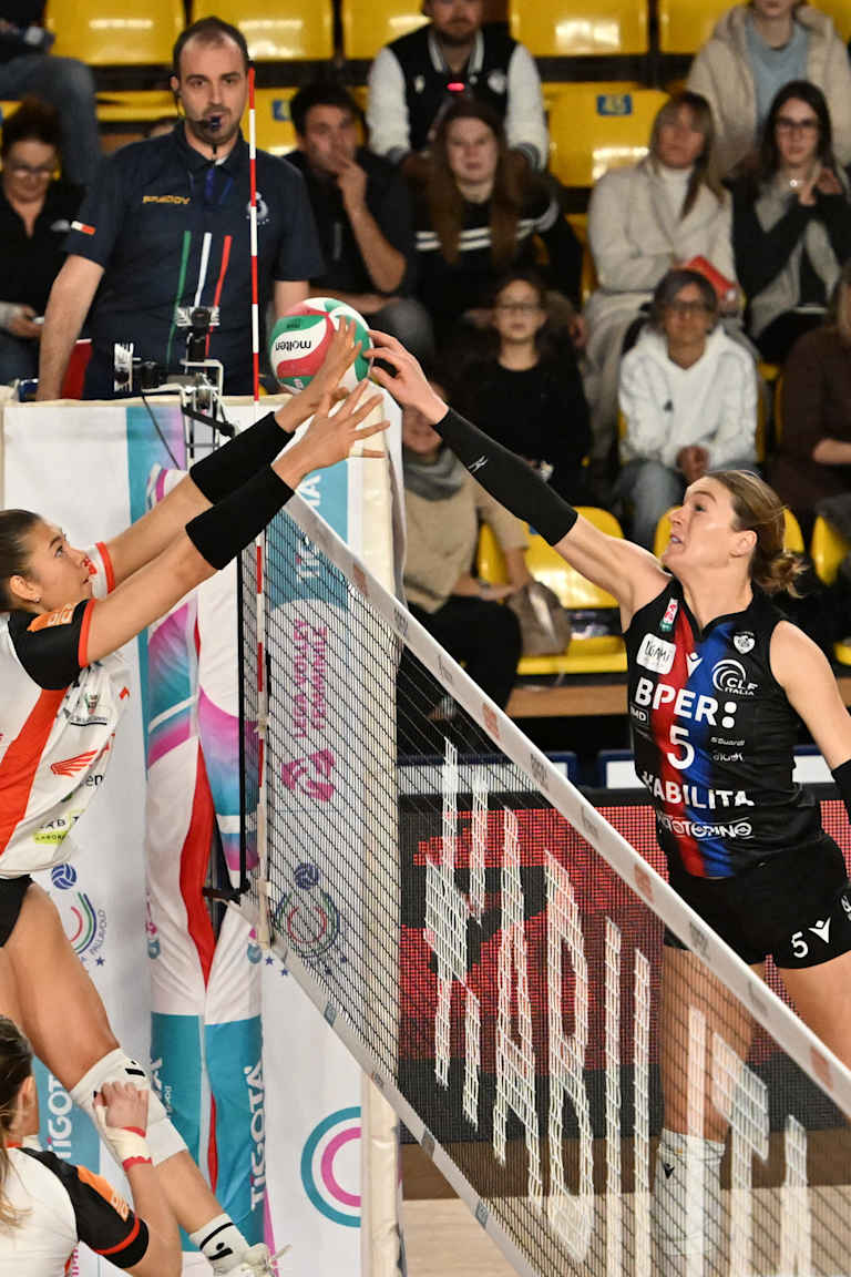 Battles at the top, middle and bottom of the standings in Lega Femminile's midweek action