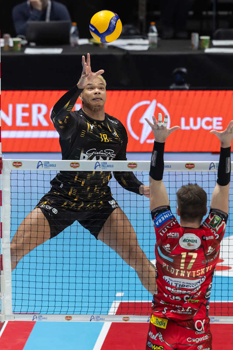 Verona de Darlan enfrenta o líder da Liga Italiana