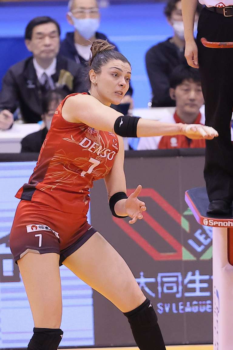 Unstoppable Rosamaria gets Denso back into the qualification zone for the playoffs