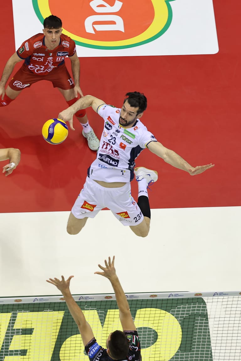 Playoffs da Liga Italiana começam com duelos brasileiros