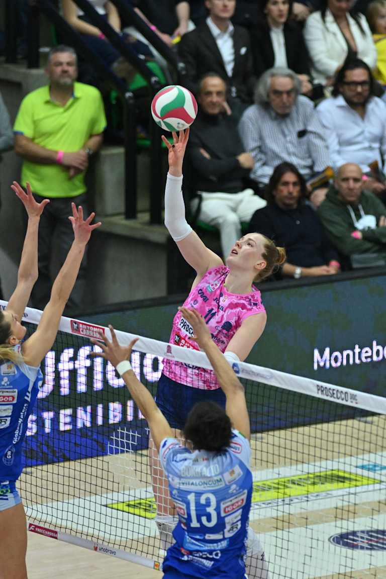 Incredible reverse sweep gets Conegliano ahead of Novara
