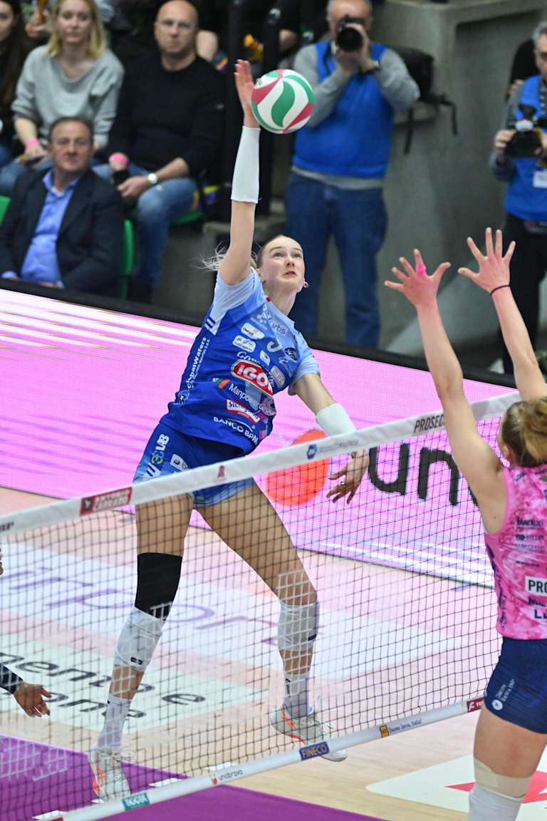 Novara and Scandicci try to level their semifinal series