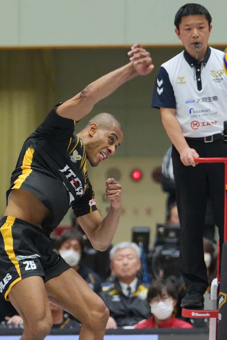 Lucarelli marca 37 pontos e lidera triunfo do Stings no Japão