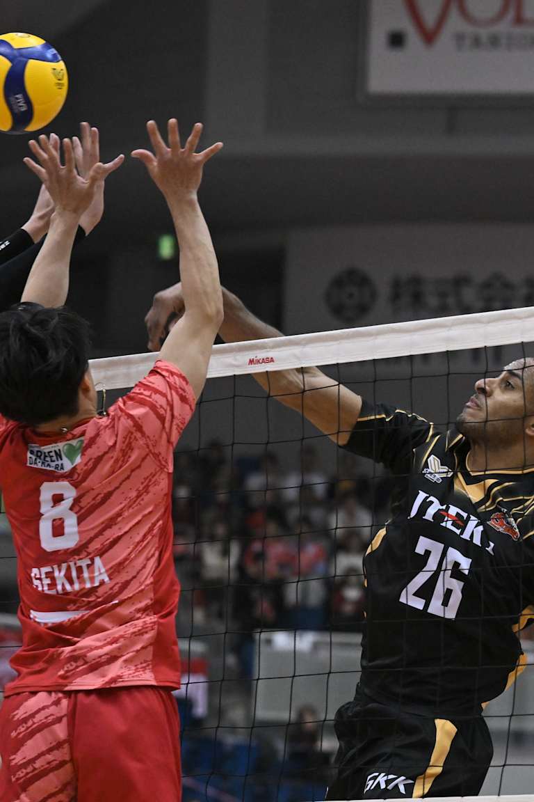 Lucarelli ajuda o Stings a bater o líder da Liga Japonesa