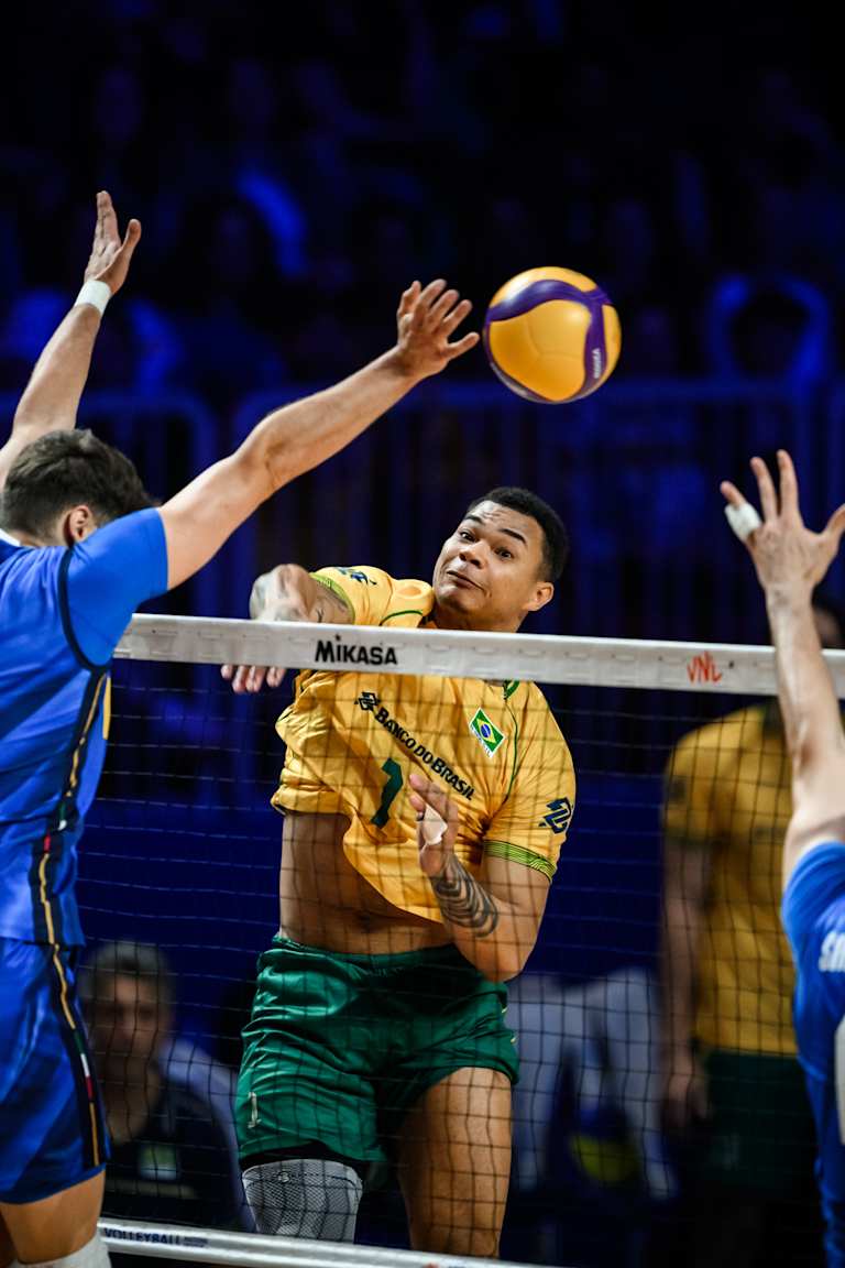 Brasil toma viradas da Itália e sofre a segunda derrota seguida