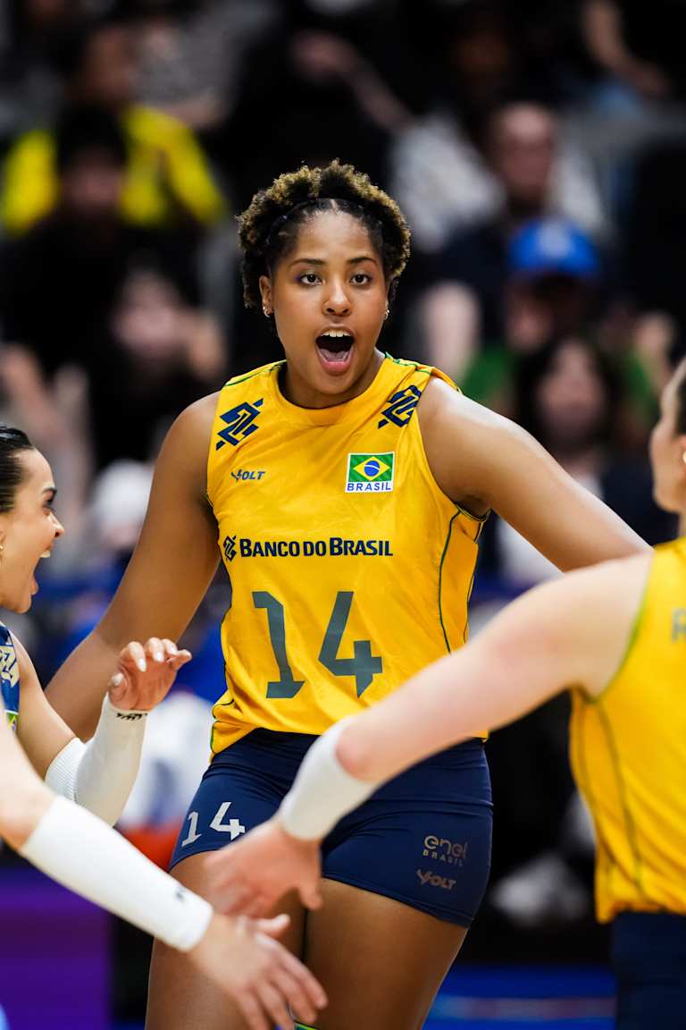 Com brilho de Ana Cristina, Brasil derrota a Polônia e garante vaga nas Finais
